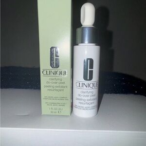 Clinique Exfoliating Peel in White and Green